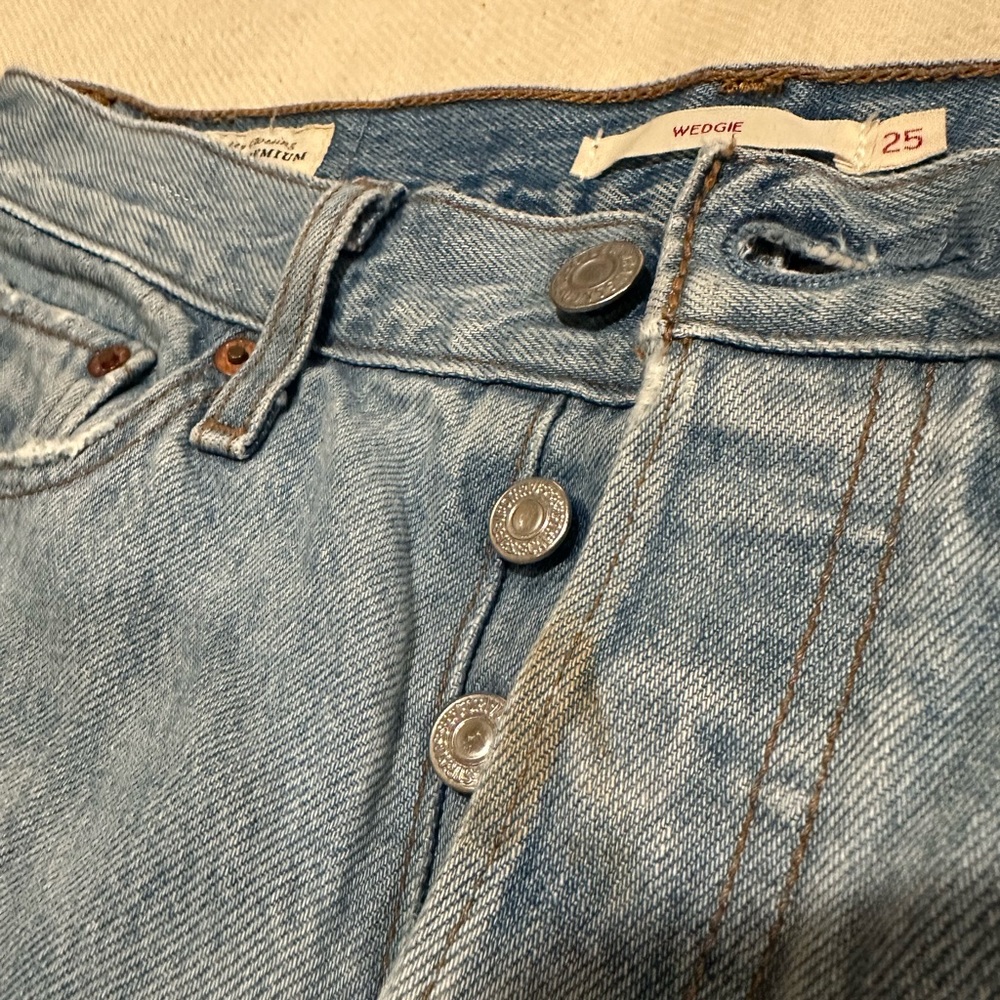 Levi’s wedgie fit light wash jeans - Picture 3 of 5